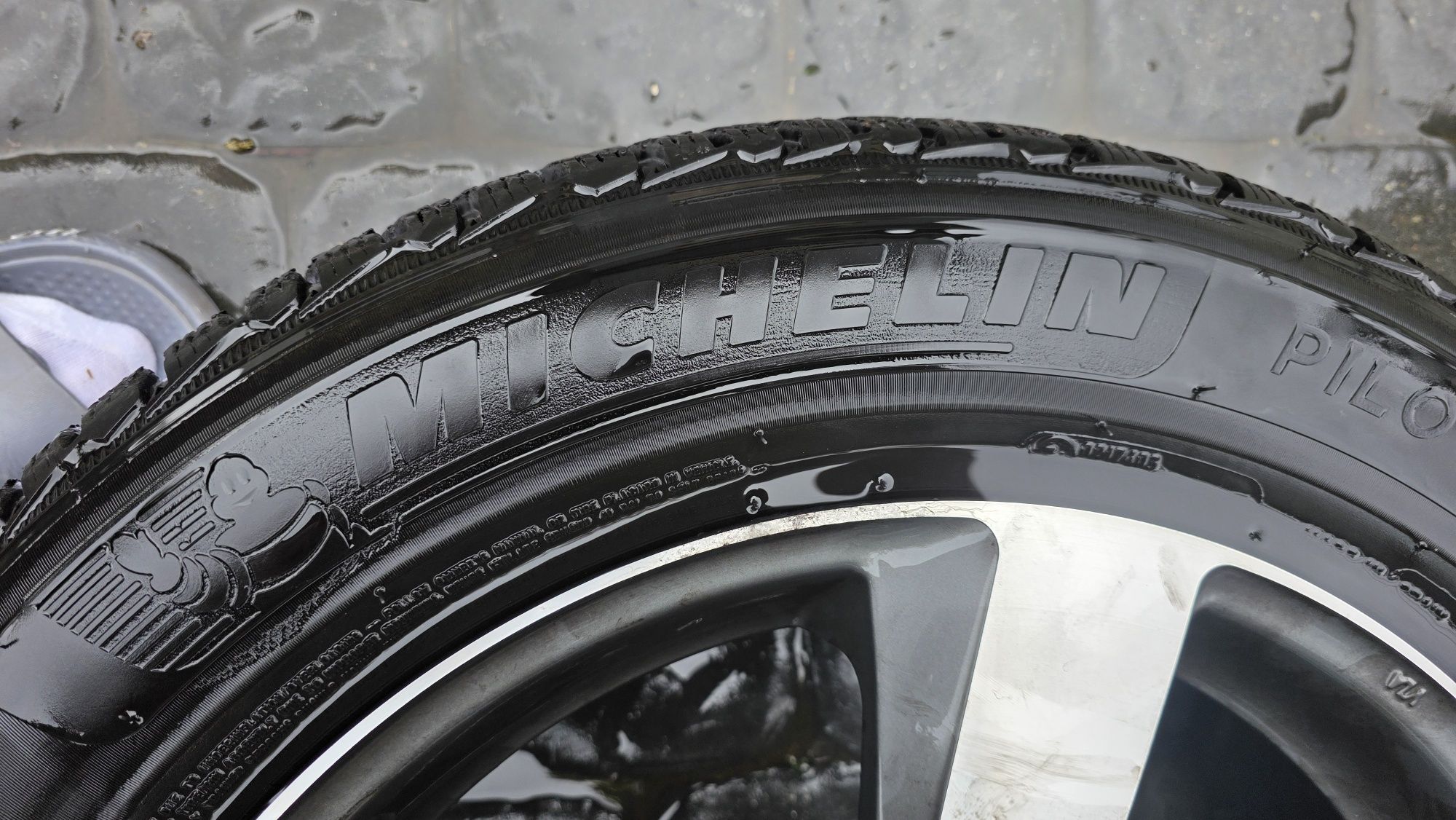 Anvelope de iarnă Michelin + Jante Aliaj Mak 18"
Pilot Alpin 5 Suv 2
