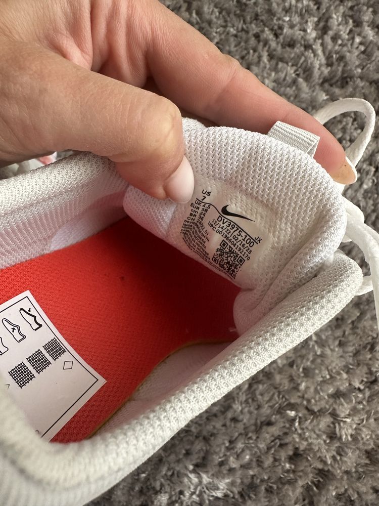 Чисто нови дамски маратонки Nike