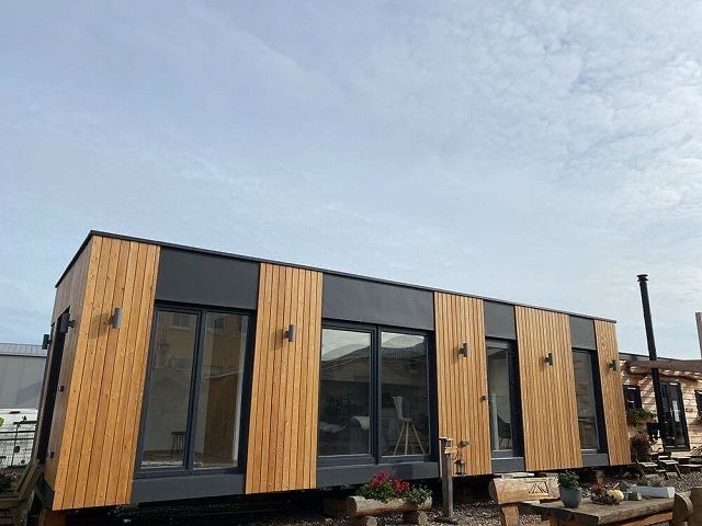 Container modular imbracat in riflaje de lemn pentru un model deosebit