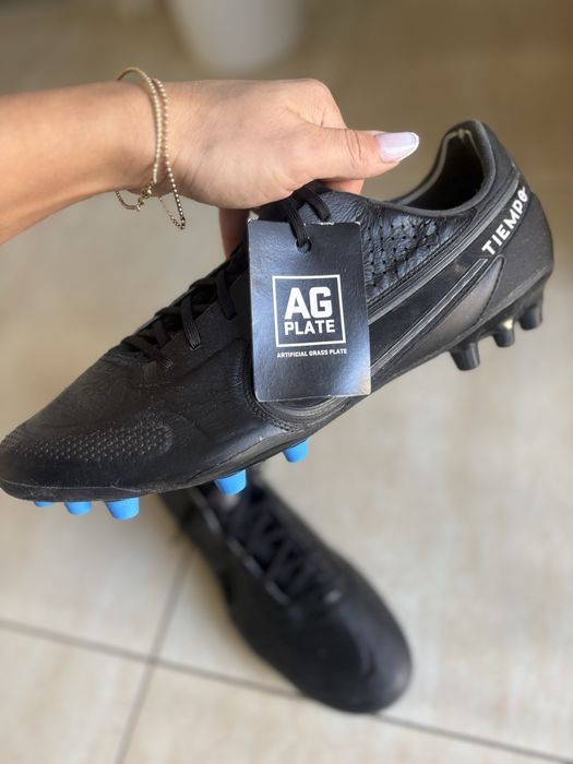 Adidasi fotbal noi