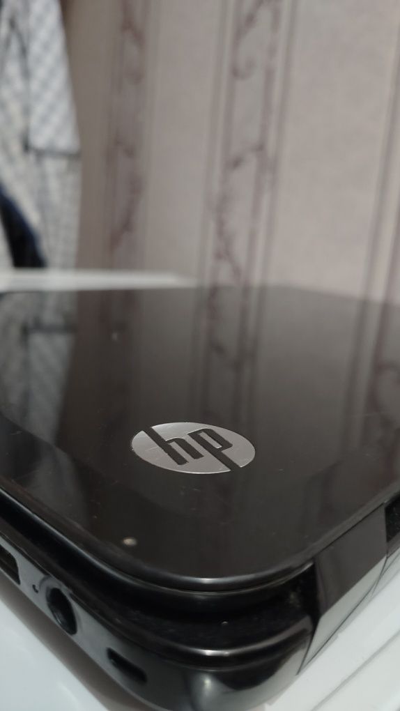 Ноутбук hp в плохом состоянии нету зарядки и мышки