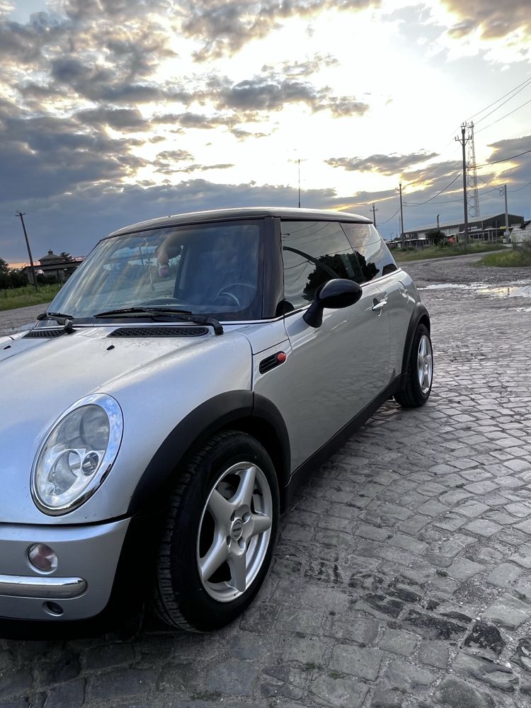 Mini Cooper R50.