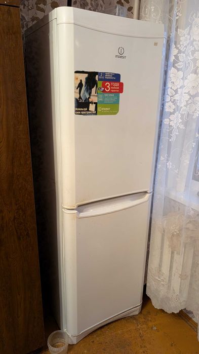Холодильник Indesit отдам даром. Самовывоз. Уральск-центр.