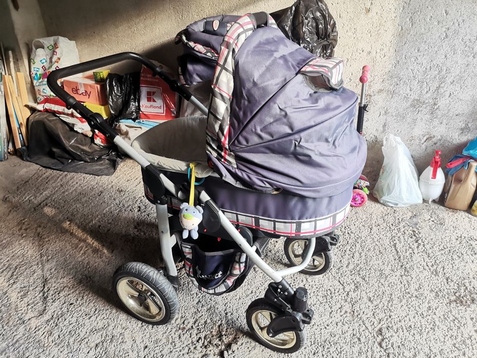 Продавам детска бебешка количка /столче за кола/ с 3 коша Kunert