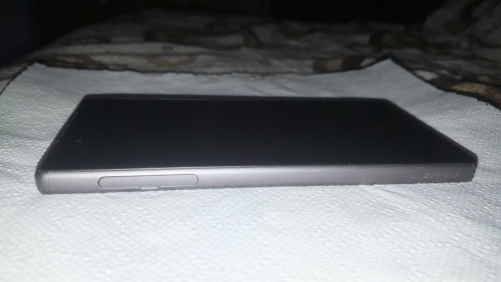 Sony Xperia Z5 Gri și unul Gold Auriu