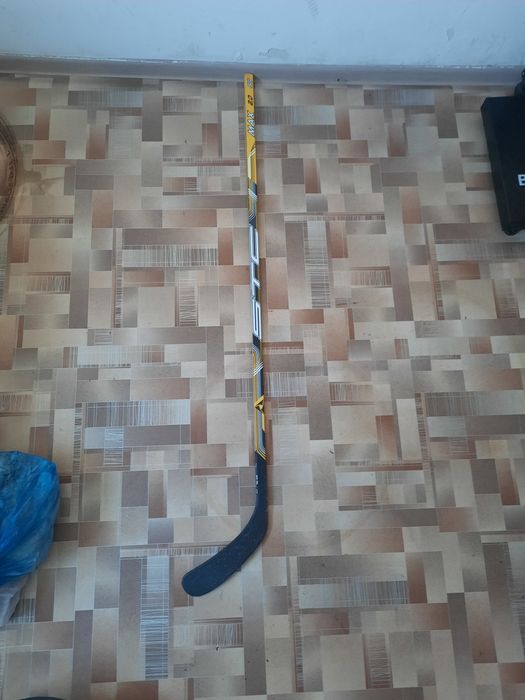 Продается хоккейная клюшка.