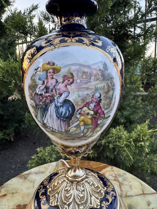 Lampa deosebita din portelan pictat si ornamente din metal aurit