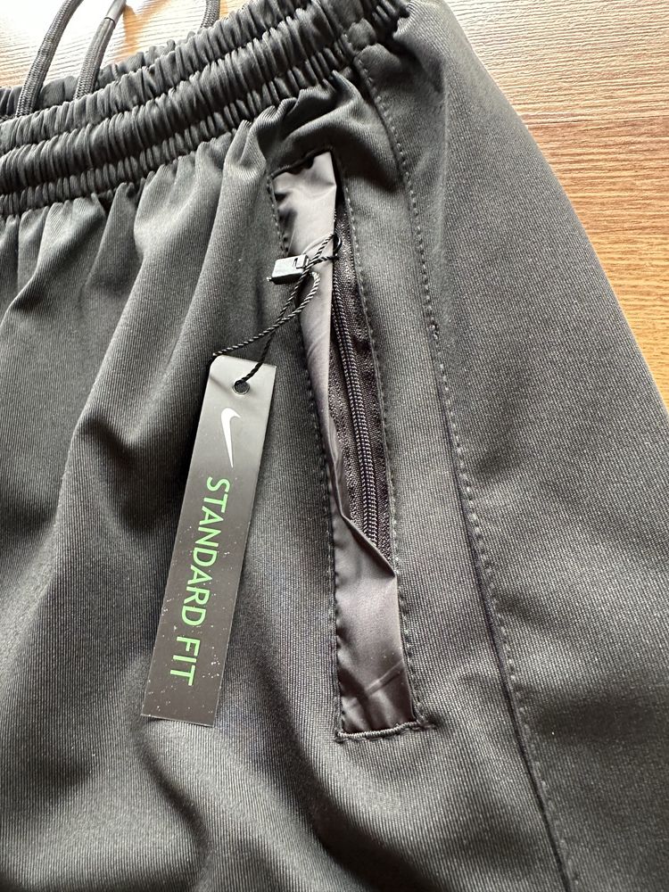 Мъжки,полиамидни,черни къси панталонки Nike с бродирано лого