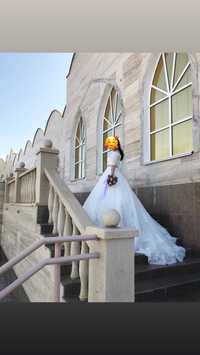 Свадебное платье со шлейфом, кольцо под платье в подарок