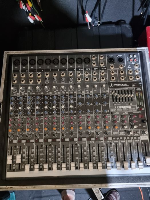 Mixer pasiv mackie PRO FX16 cu case 1500 de lei
