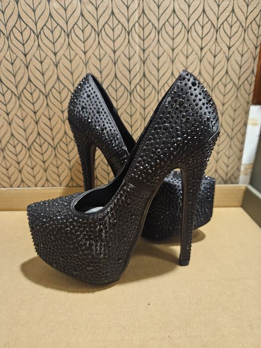 Високи затворени обувки с камъни