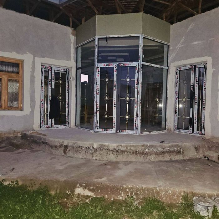 Bizda siz istagan turdagi barcha eshik rom vitraj yasab beramiz