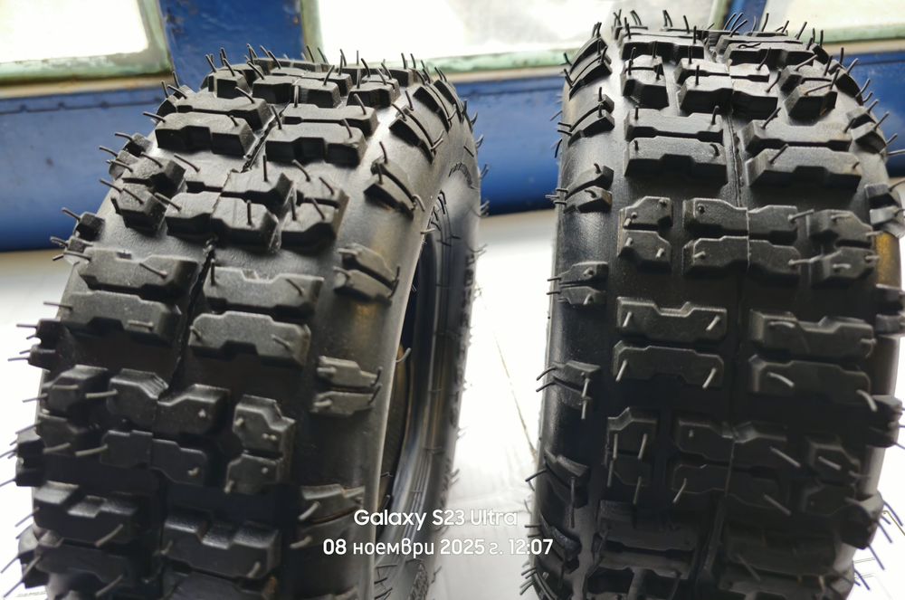 Чисто нови гуми за тракторна косачка.