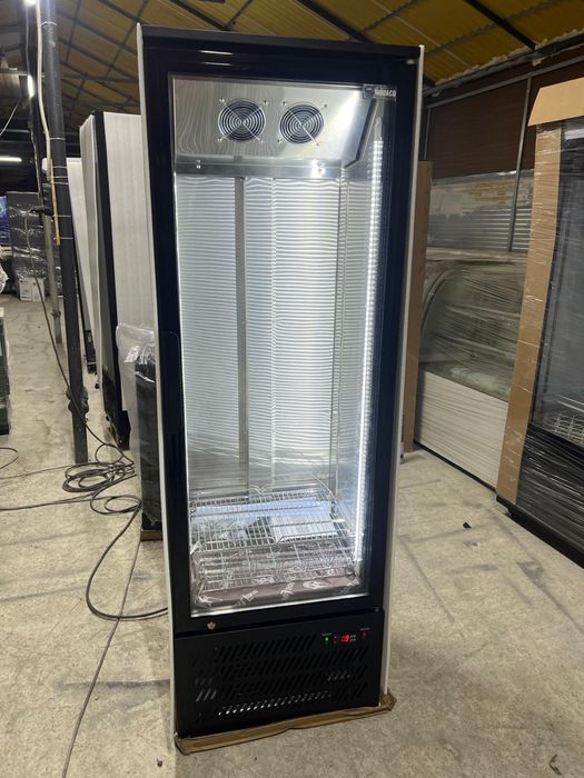 Vitrina frigorifica cu led si racire prin ventilatie