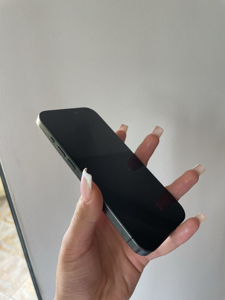 Iphone 15 pro с гаранция