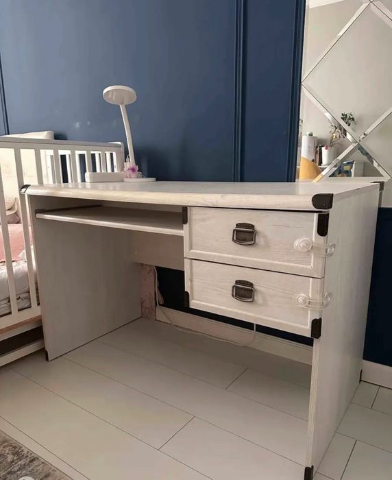 Белый письменный стол