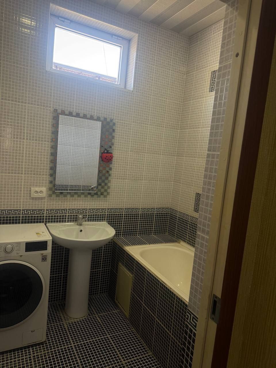 2-xonali 2-qavatda 66m² kvartira sotiladi.
5-qavatli g'ishtli dom.
Nar