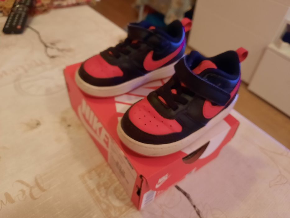 Продавам  кожени  маратонки  найк за момче 23.5 номер