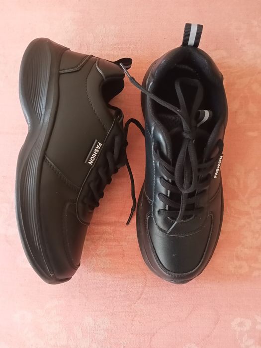 Нови дамски черни маратонки