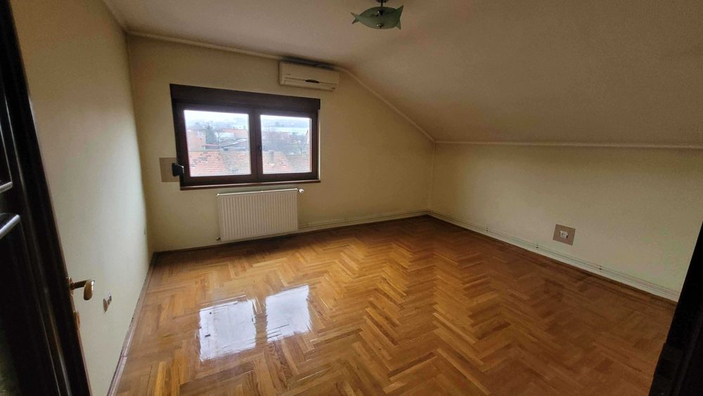 Imobil cu 3case:C1-3 nivele;C2-2nivele;C4-1 nivel;C3;C5;Piscina;Foisor