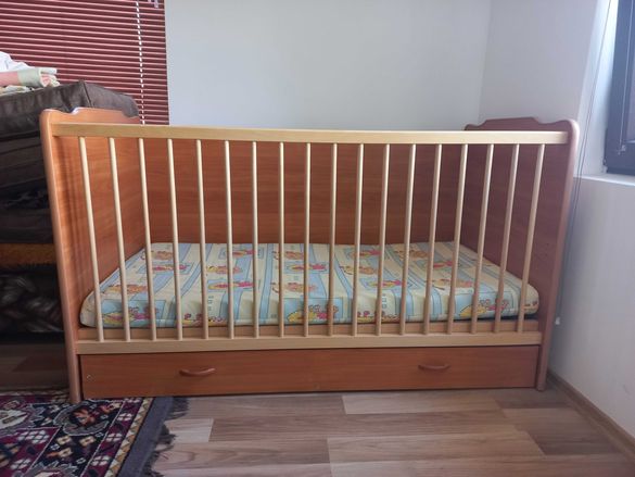 Много запазено детско легло с матрак, размер 143/74