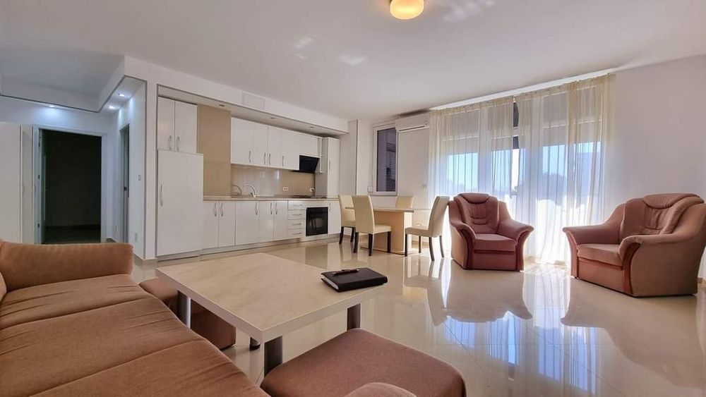 Închiriez apartament 2 camere cu loc de parcare la subsol inclus