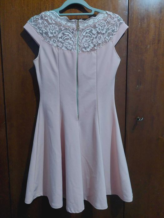 Къса розова рокля