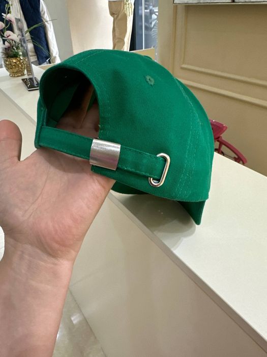 Кепки в наличии.