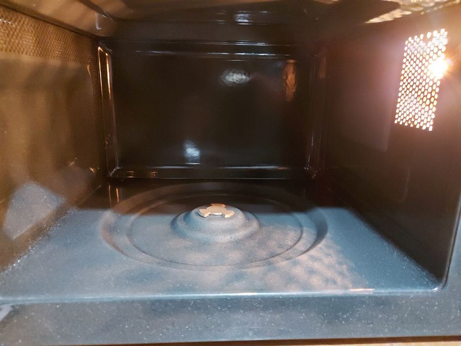 Cuptor cu microunde gidaj și farfuria sunt Lipsă