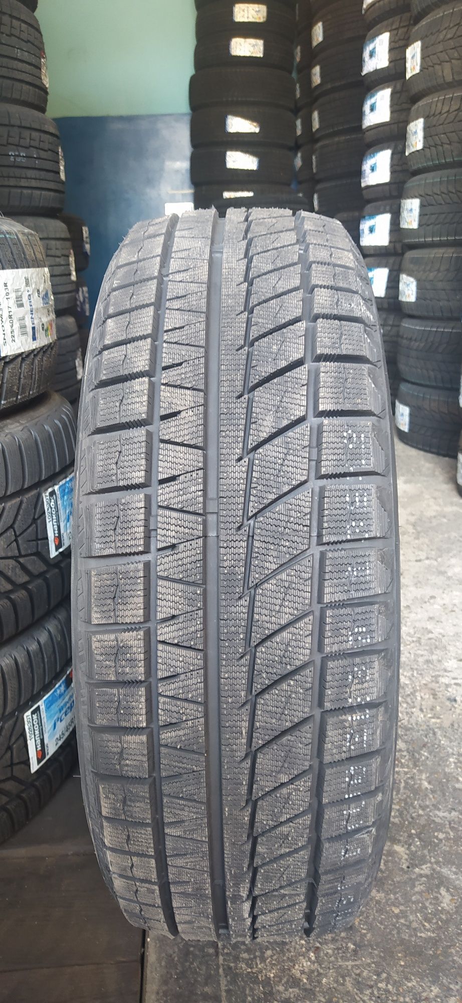 225/60R18 Roadx WU02