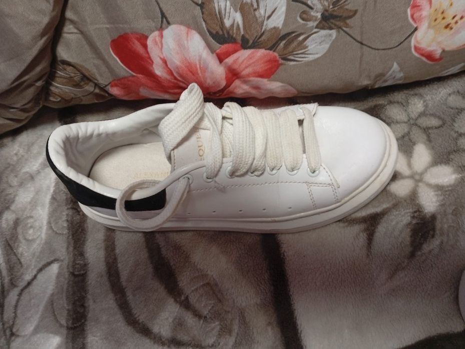 Vând adidasi Alexander mcquenn