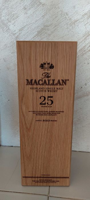 Празни бутилки от уиски в оригиналните им кутии