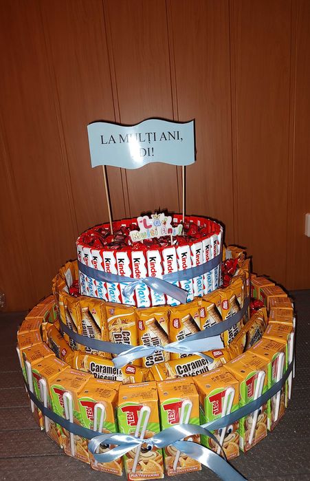 Tort din dulciuri ambalate