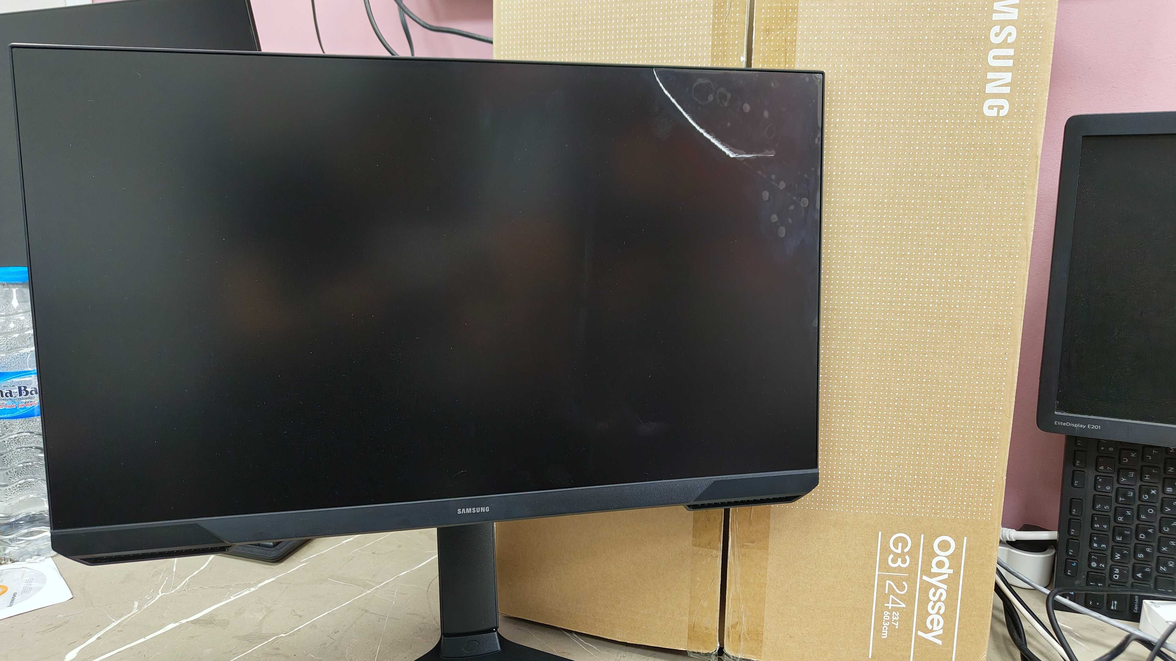 Монитор Samsung Odyssey 24 инча, 180Hz, 1ms, С ДЕФЕКТ