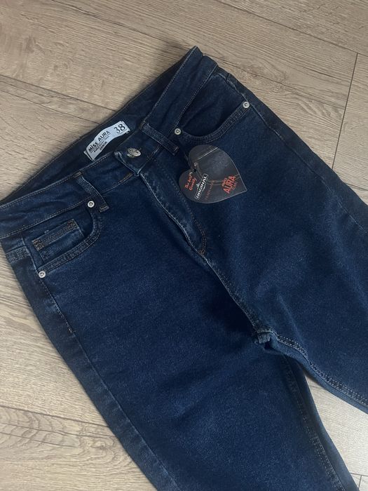 Дамски класически тъмносини дънки