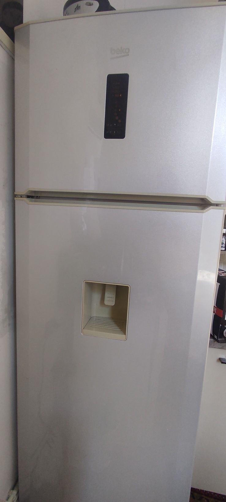 Frigider Beko cu dozator apa 477 l