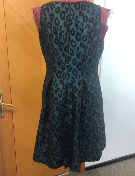 Rochie fără mâneci semicaptusita