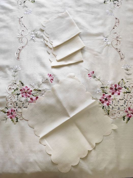 Продаётся привозная скатерть *4 салфетки.р1,50*2,20