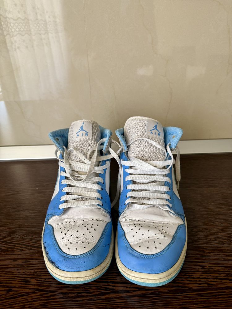 Jordan 1 mid University Blue