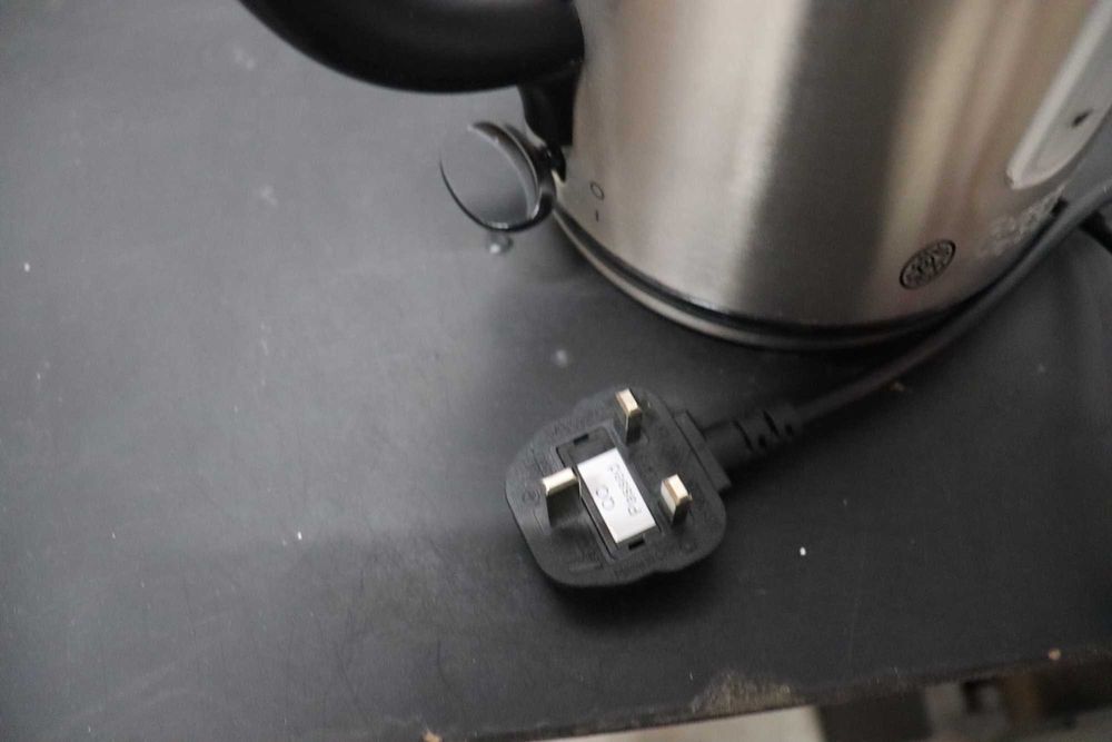 Russell Hobbs  безжична кана от неръждаема стомана,1.7л, 3kW,UK щепсел