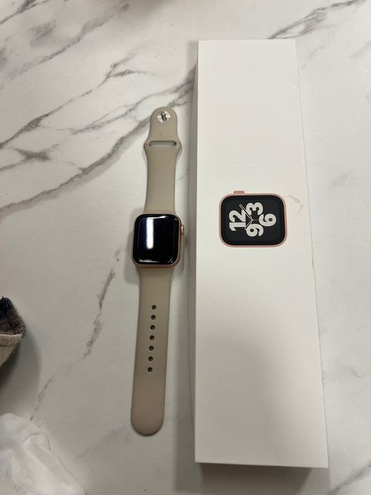 De vanzare Apple Watch SE.