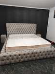 Paturi tapițate Chesterfield la comanda