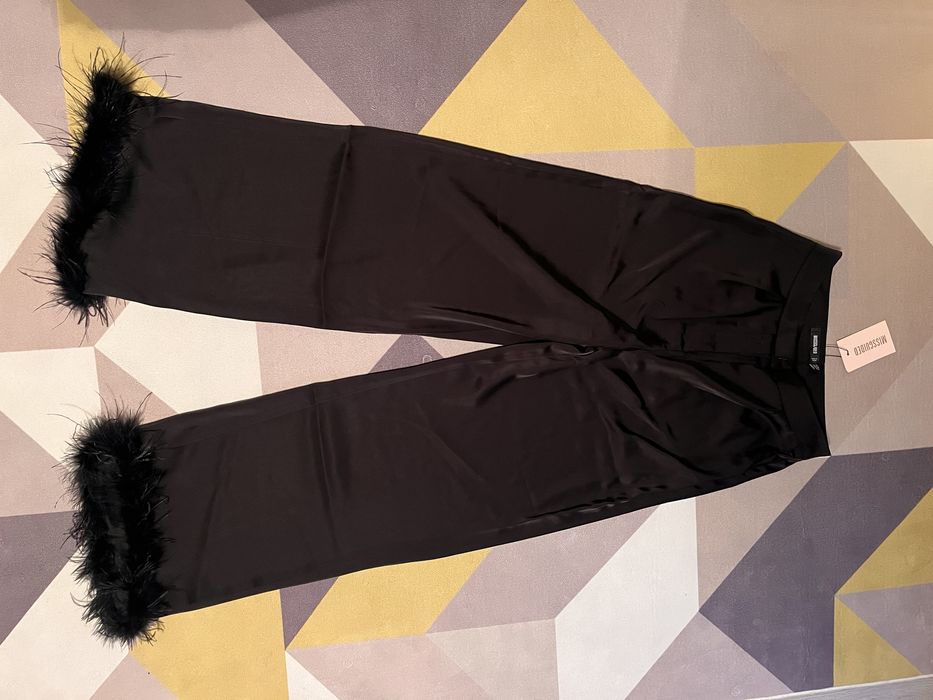 Черен панталон сатен с пера Missguided