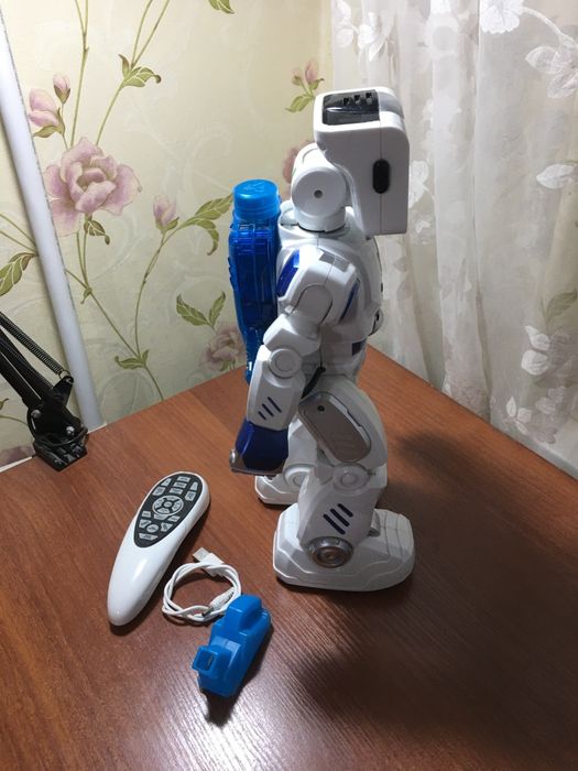 Продается робот на пульте управления