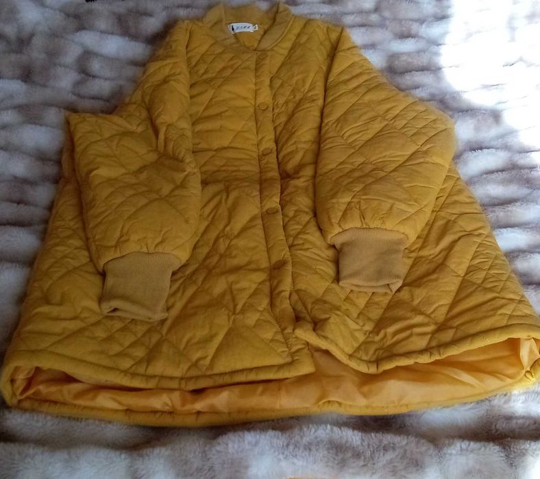 Ново, необличано олекотено дамско яке в слънчево жълт цвят.