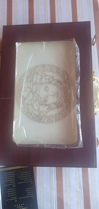 Vand tacâmuri sant noi in cutie.