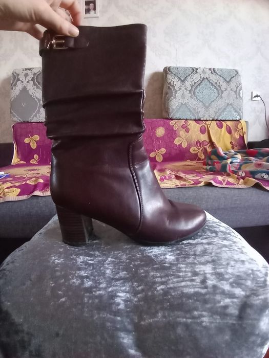 продам сапожки осень весна, на каблуке устойчивом. Размер 40 см. Отдаю