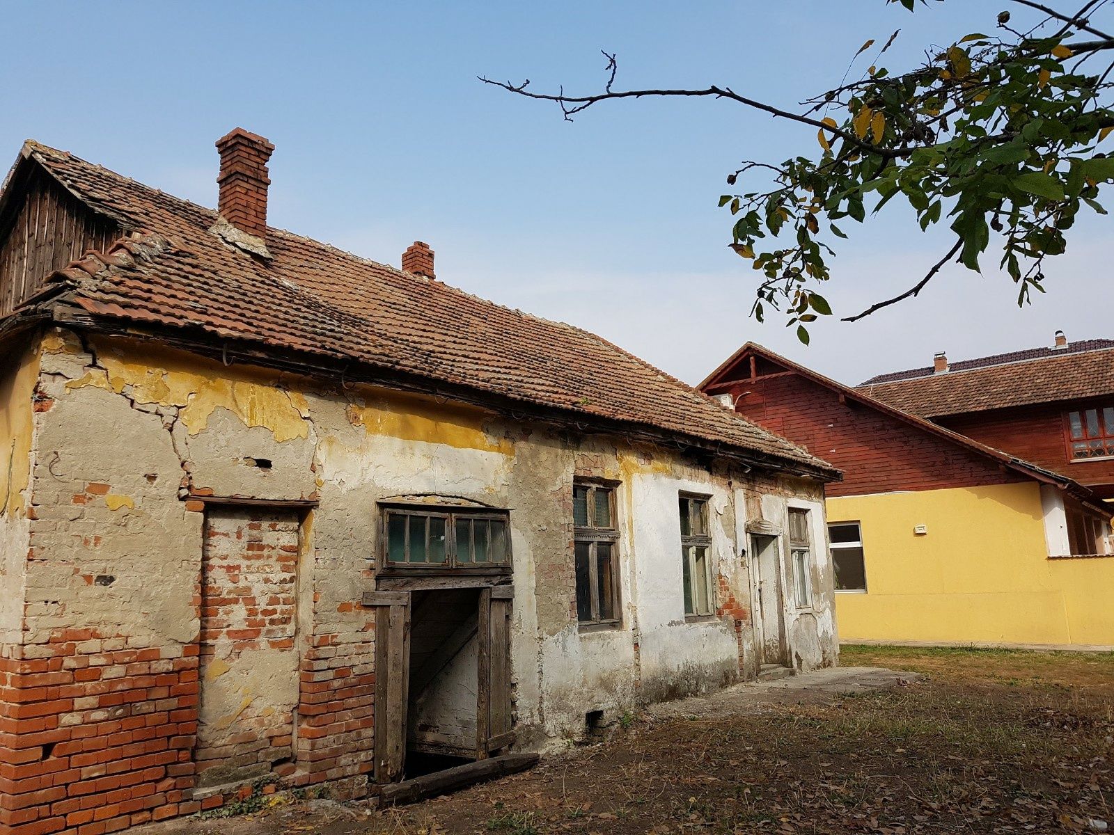 Teren intravilan cu casa pentru demolat in Curtici - Arad. 6000 m2.