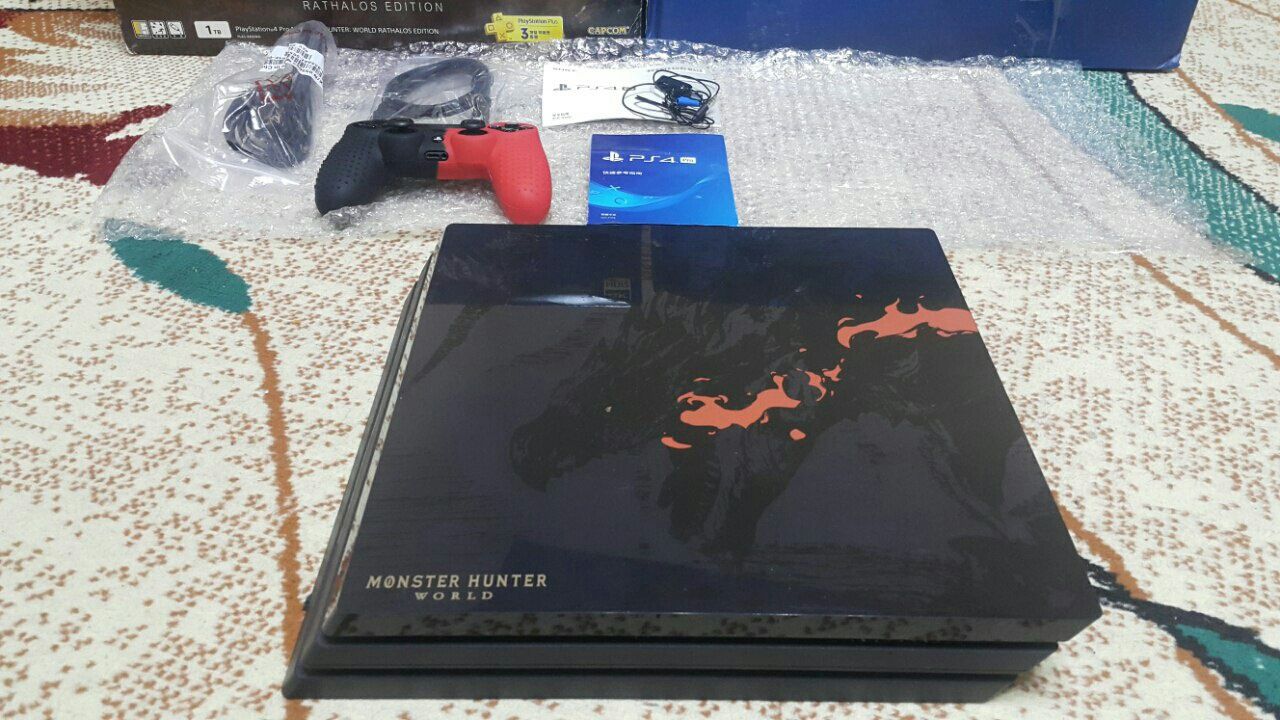 Playstation 4 PRO. { 4K } HDR. 1.TB  { MONSTER HUNTER } Limited.