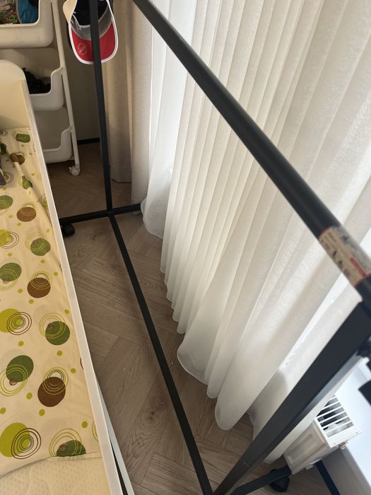 Вешалка на колесах